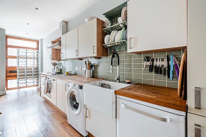 2 Bedroom Flat For Sale In Ellingfort Road, E8