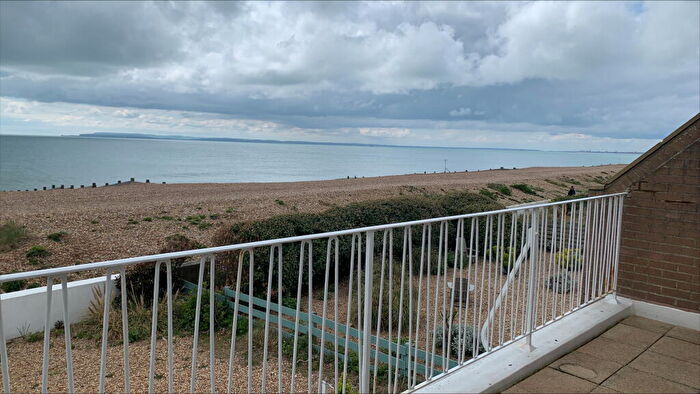 2 Bedroom Flat To Rent In Mariners Court, Beach Front Hayling Island, PO11