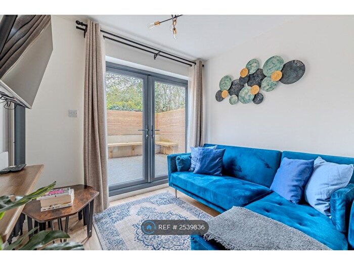 1 Bedroom Flat To Rent In Bartle Road, London, W11