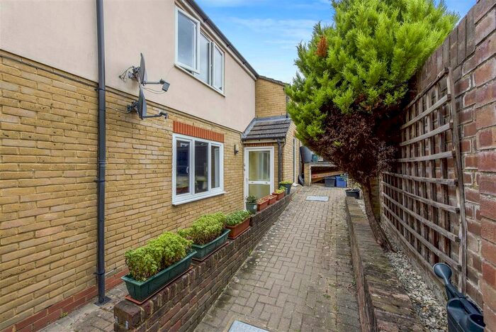 1 Bedroom Flat To Rent In Jubilee Avenue, Whitton, Twickenham, TW2