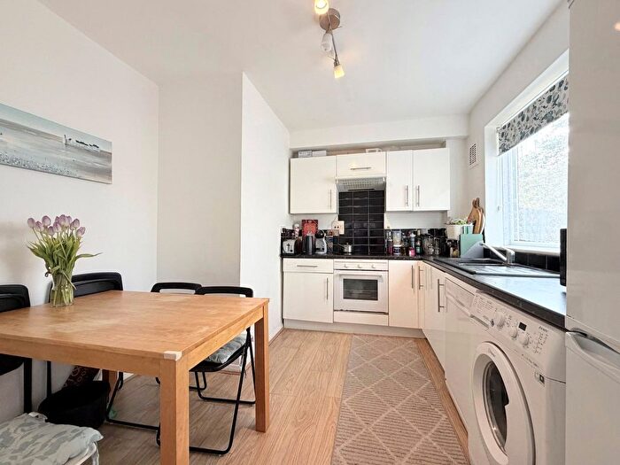 2 Bedroom Flat For Sale In Albert Road, London, N22
