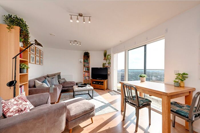 2 Bedroom Flat To Rent In Banister Road, London, W10