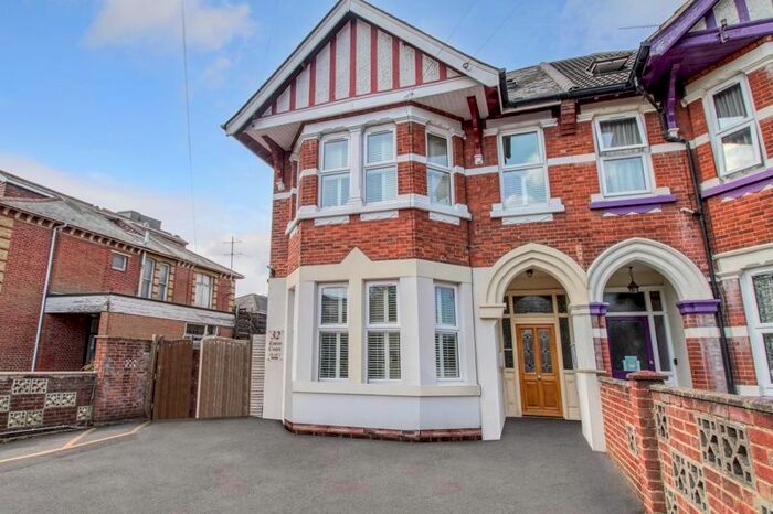 2 Bedroom Flat To Rent In Eaton Court, Hill Lane, Southampton, SO15