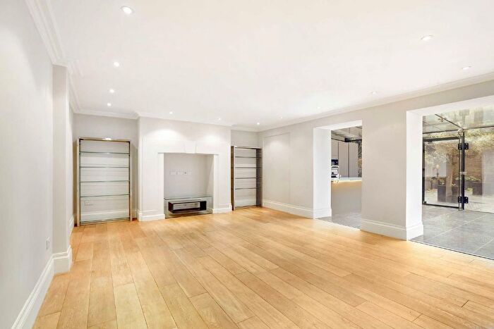3 Bedroom Flat To Rent In Portland Terrace, The Green, Richmond, TW9
