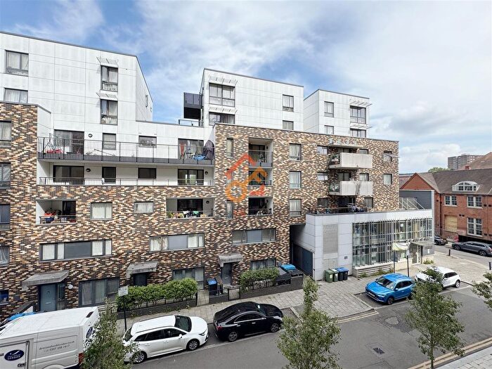 3 Bedroom Flat To Rent In Hodge House, Granville Road, London, NW6