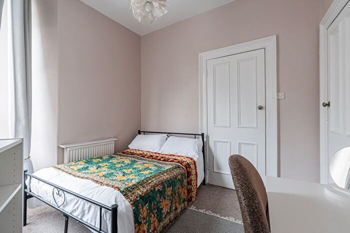 2 Bedroom Flat For Sale In Raeburn Place, Edinburgh, EH4
