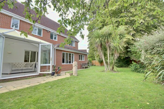 5 Bedroom Detached House For Sale In Highlands Road, Fareham, PO16