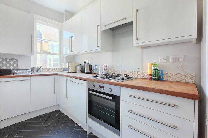 2 Bedroom Flat To Rent In Prideaux Road, Clapham, SW9