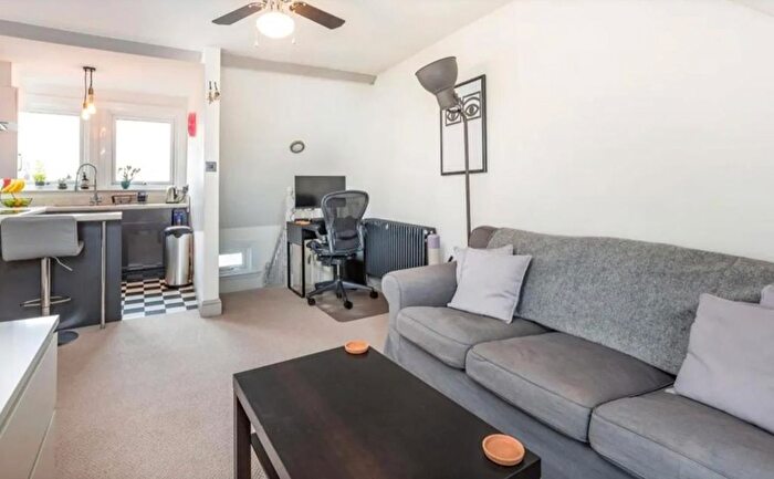 1 Bedroom Flat To Rent In Merton Road, London, SW18