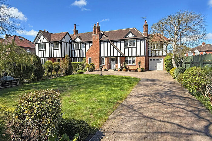 5 Bedroom Semi-Detached House For Sale In Hookstone Drive, Harrogate, HG2