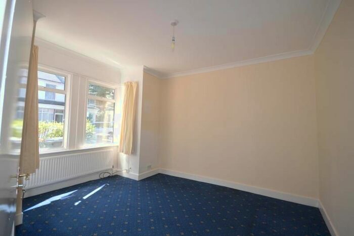 3 Bedroom Flat To Rent In Lincoln Road, Forest Gate, London, E7