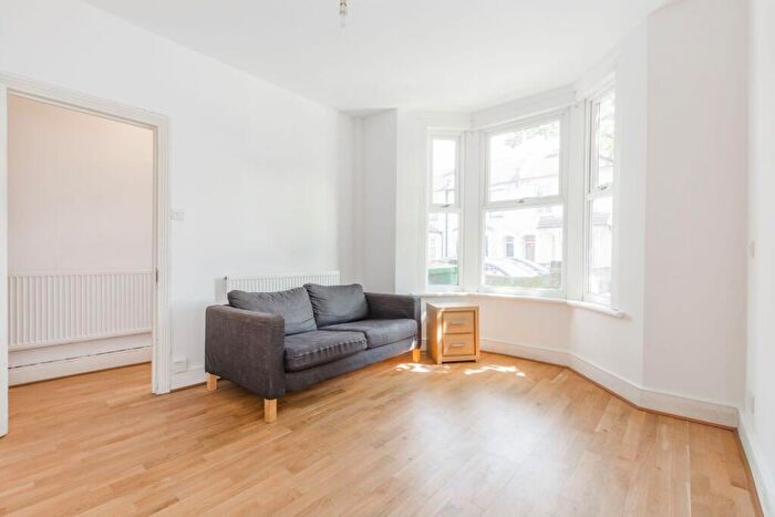 3 Bedroom House To Rent In Holbrook Road, Stratford, London, E15