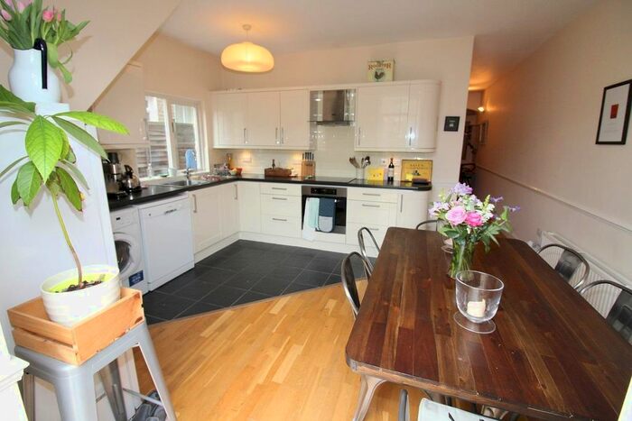 2 Bedroom Flat To Rent In Quinton Street, London SW18