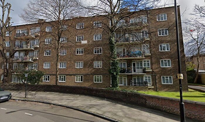 2 Bedroom Flat To Rent In Mortimer Crescent, Kilburn, London, NW6