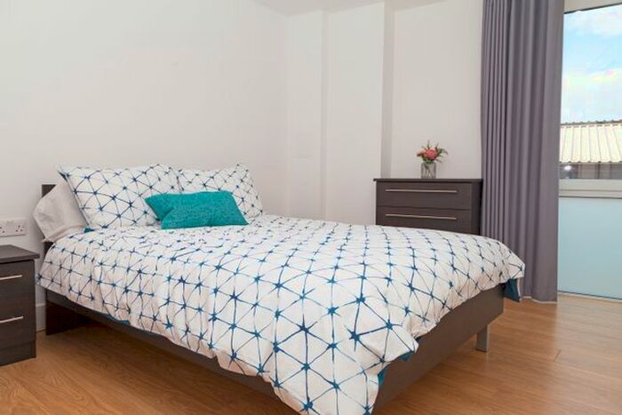 2 Bedroom Flat To Rent In Station Approach, Epsom, KT19