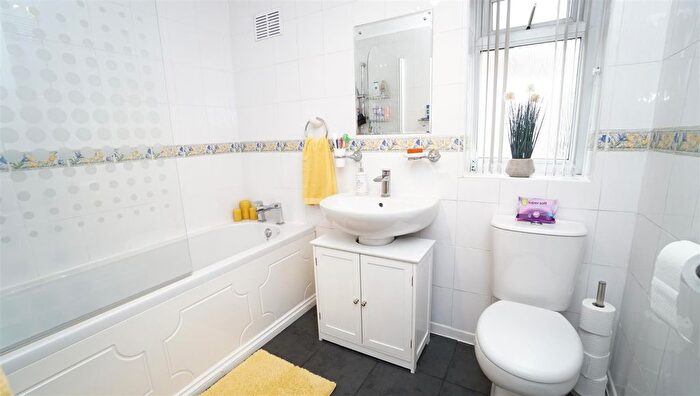 3 Bedroom Town House For Sale In Farm Hill Road, Idle, Bradford, BD10