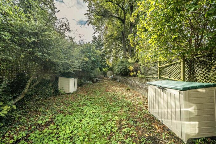 2 Bedroom Flat For Sale In Ickburgh Road, Clapton, E5