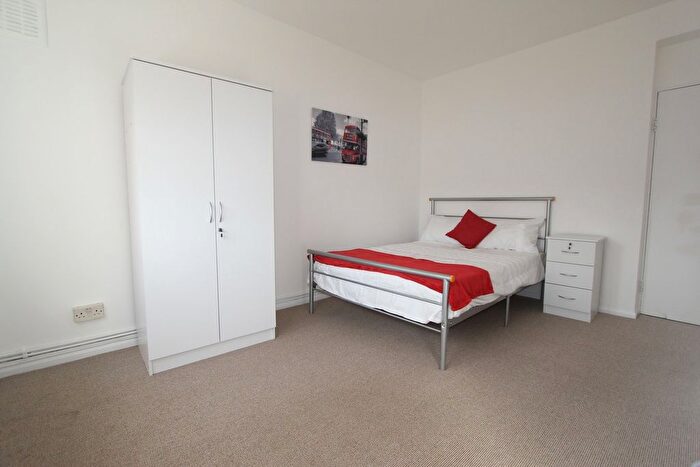 2 Bedroom Flat For Sale In Lochinvar Street, London, SW12