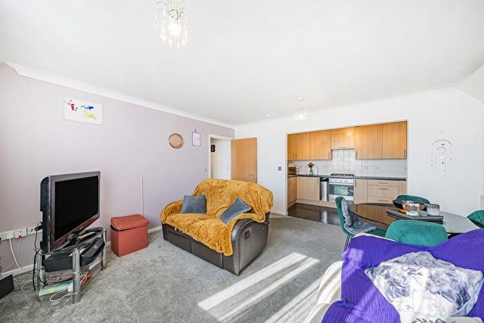 2 Bedroom Flat For Sale In Engineers Court, Reading, Berkshire, RG2