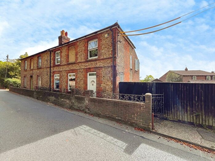 3 Bedroom Semi Detached House For Sale In Alma Lane, Farnham, Surrey, GU9