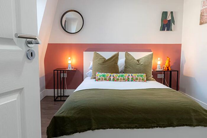 1 Bedroom Flat To Rent In Queens Crescent, Kentish Town, NW5