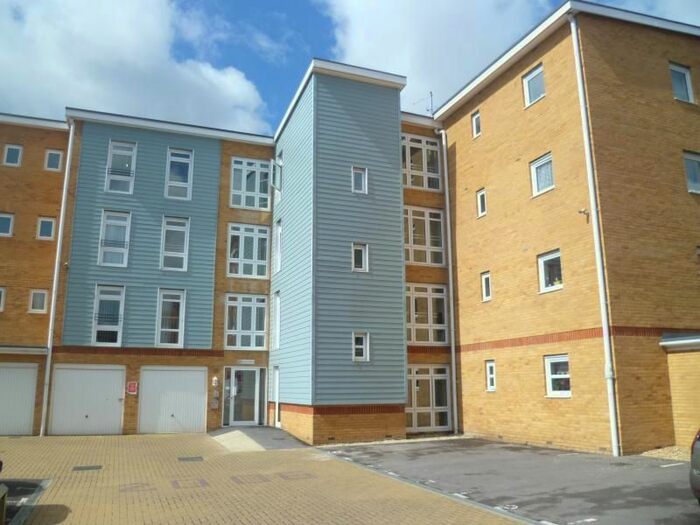 2 Bedroom Flat To Rent In Little Hackets, Havant, Hampshire, PO9