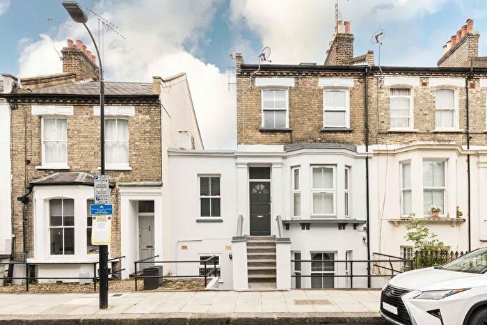 4 Bedroom Flat To Rent In Caxton Road, Shepherds Bush, W12