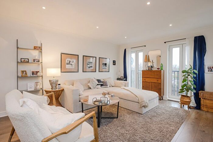 2 Bedroom Flat To Rent In Elizabeth Gardens, Isleworth, TW7