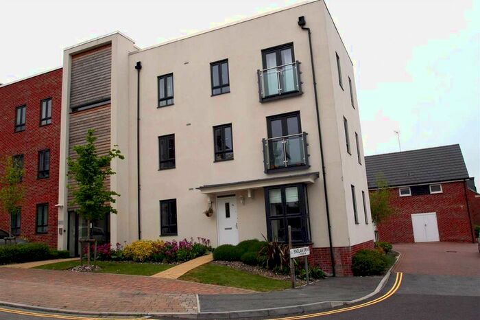 2 Bedroom Flat To Rent In Sinclair Drive, Town Centre, Basingstoke, Hants, RG21