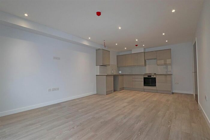 3 Bedroom Flat To Rent In London Road, Westcliff-On-Sea, SS0
