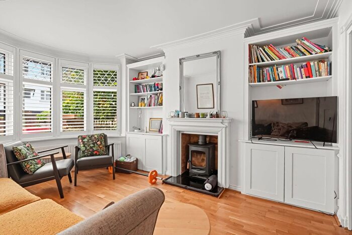 4 Bedroom Semi-detached House For Sale In Warren Mead, Banstead, SM7