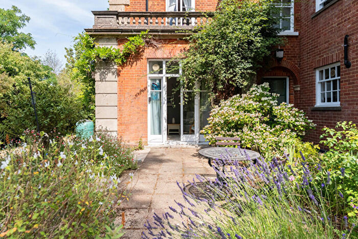2 Bedroom Flat For Sale In Rose Hill, Dorking - Over 's Ground Floor Apartment, RH4