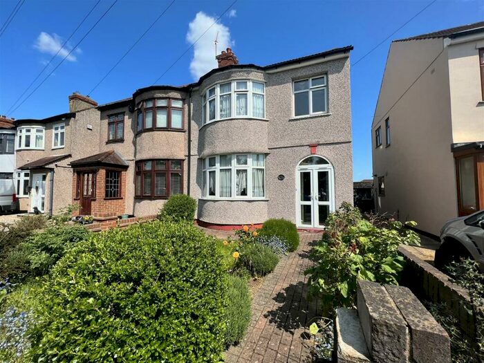4 Bedroom House To Rent In Crystal Avenue, Hornchurch, RM12