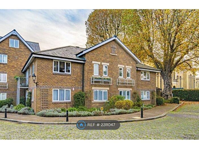 2 Bedroom Flat To Rent In Thames Close, Hampton, TW12