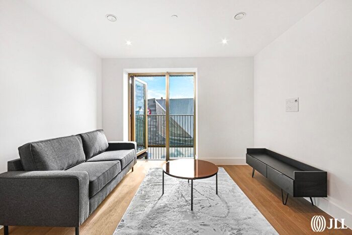 1 Bedroom Flat To Rent In Capital Interchange Way, Brentford, TW8