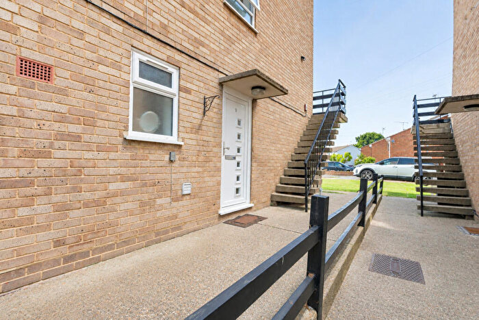 2 Bedroom Flat For Sale In St Lawrence Gardens, Leigh-on-sea, SS9