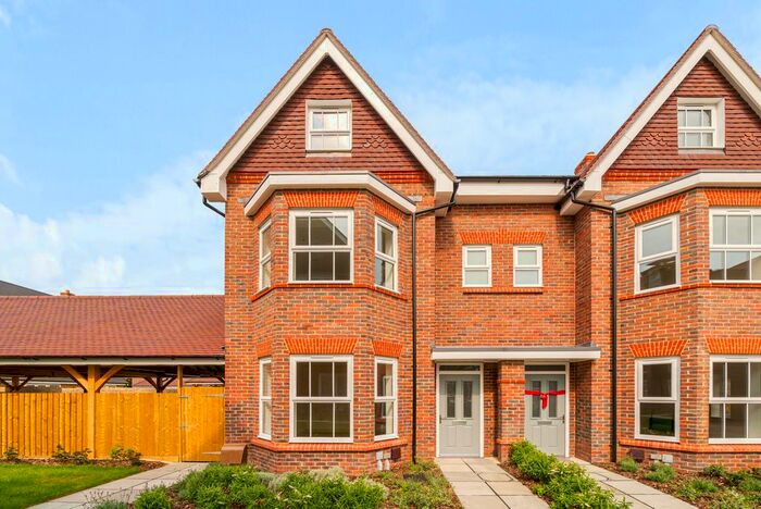 4 Bedroom Semi-Detached House To Rent In Albright Gardens, Walton On Thames, KT12