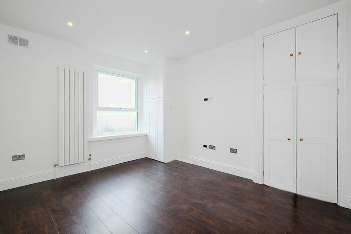 2 Bedroom Flat To Rent In Petersham Road, Richmond, Surrey, TW10