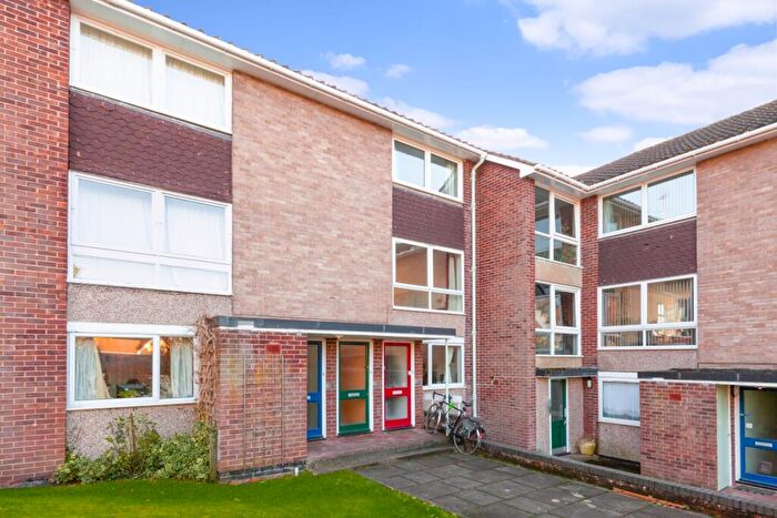 2 Bedroom Apartment To Rent In Dovehouse Close, Oxford, OX2