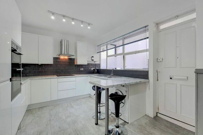3 Bedroom Maisonette To Rent In Churchill Gardens, Pimlico, London, SW1V