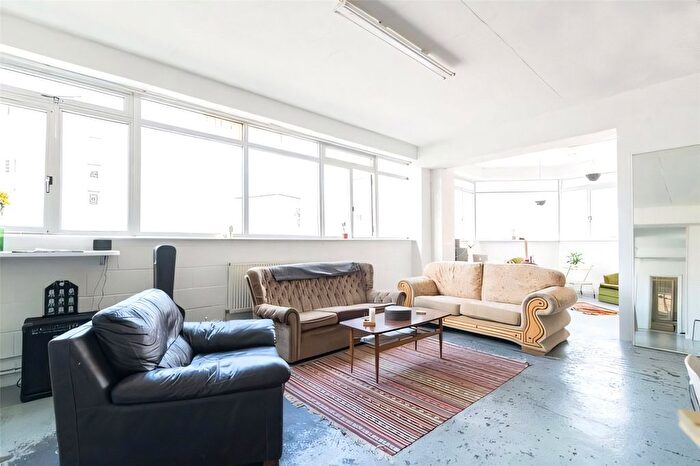 3 Bedroom Flat To Rent In Greenfield Road, London, E1