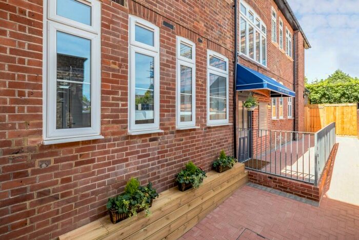 2 Bedroom Flat To Rent In Pynnacles Close Stanmore, HA7