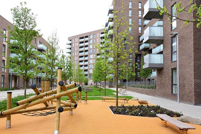 2 Bedroom Apartment To Rent In New Village Avenue, London, E14