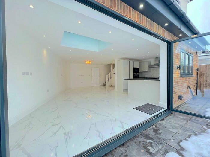 4 Bedroom End Of Terrace House To Rent In Westernville Gardens, Newbury Park, IG2