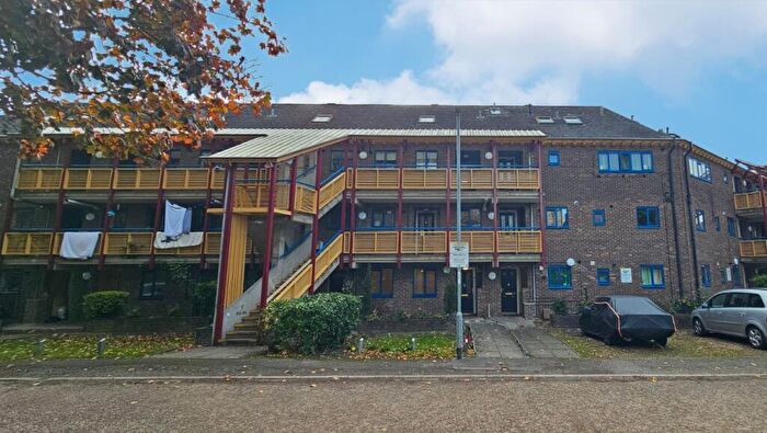 1 Bedroom Flat For Sale In Grasmere Gardens, Cambridge, Cambridgeshire, CB4