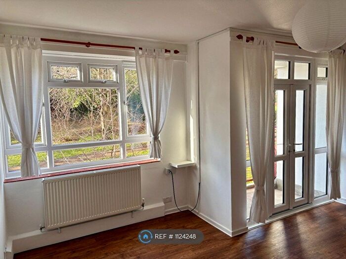 2 Bedroom Flat To Rent In Ambleside, London, SW19