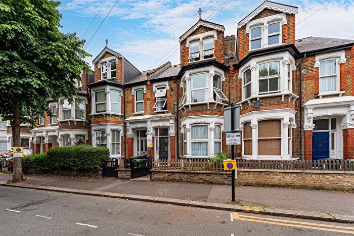 3 Bedroom Flat To Rent In Cleveland Park Avenue, Walthamstow, E17