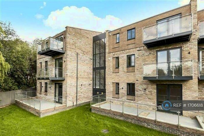 2 Bedroom Flat To Rent In Green Close, Brookmans Park, Hatfield, AL9