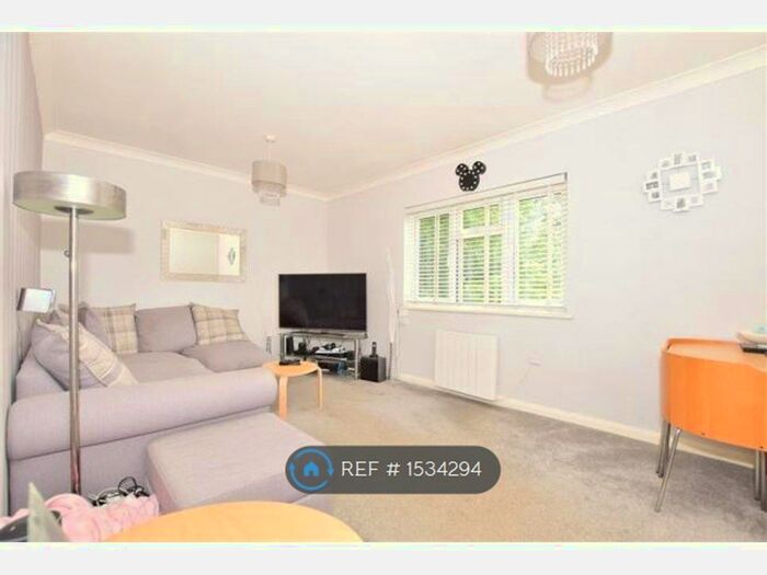 1 Bedroom Flat To Rent In Hollin Court, Crawley, RH10