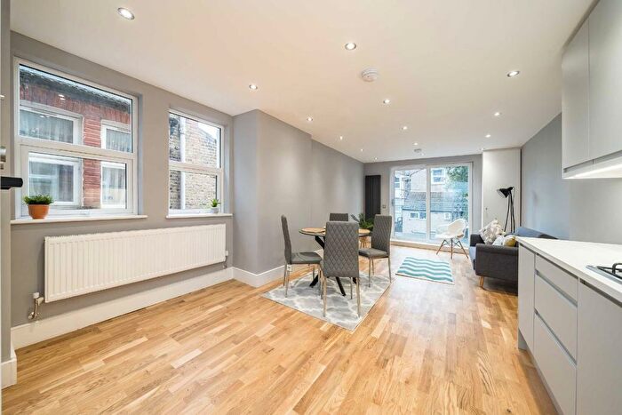 2 Bedroom Flat For Sale In Coverton Road, London, SW17